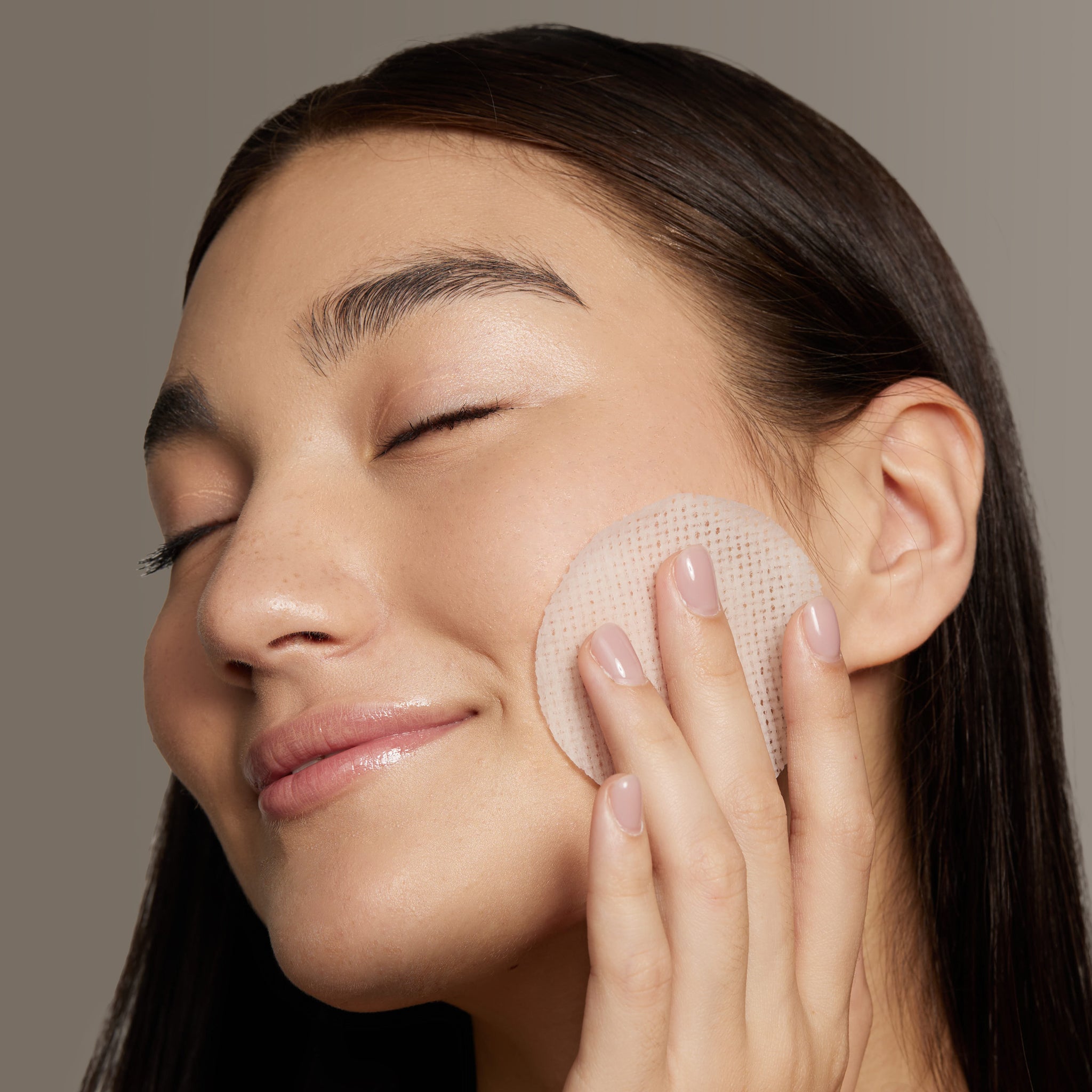 Almaaz-exfoliatingPads_model.jpg